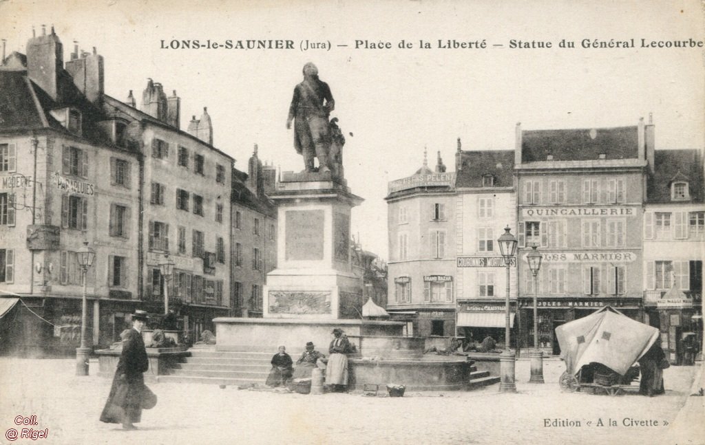 39-Lons-le-Saunier-Place-de-la-Liberté-Statue-du-Generale-Lecourbe.jpg