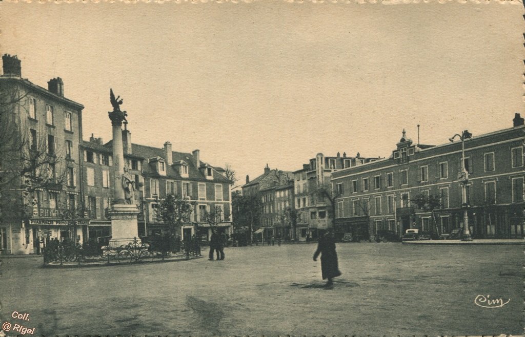 12-Millau_Aveyron_Place-du-Mandarous-Heliogravure-Combier-Macon-CIM.jpg