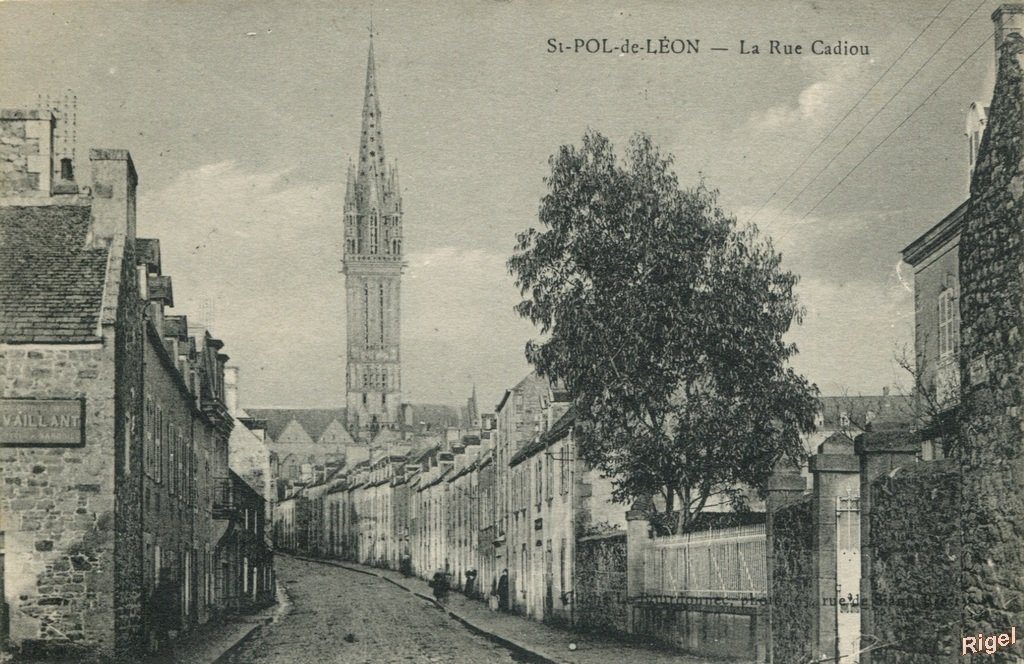 29 - St-Pol-de-Léon - La Rue Cadiou.jpg