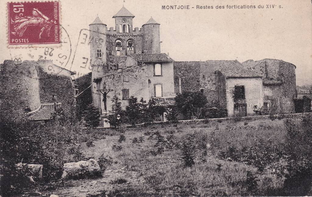 Montjoie-en-Couserans - Restes des fortifications du XIVe.jpg