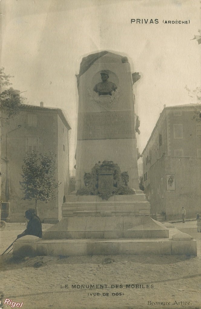 07-Privas - Monument des Mobiles vue de Dos - Bromure Artige.jpg