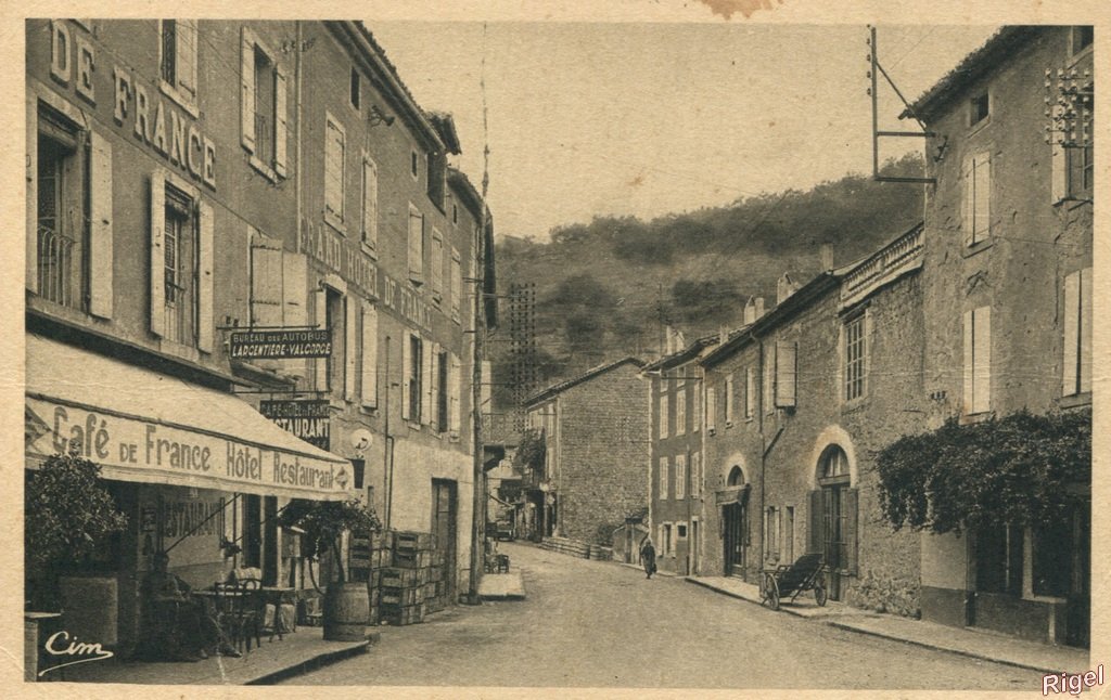 07-Largentière Ardèche - Avenue de la République - CIM.jpg