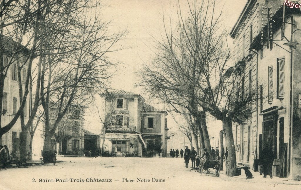 26-St-Paul 3 Chateaux - Place Notre-Dame - 2 Imp-Phot A Thiriat.jpg