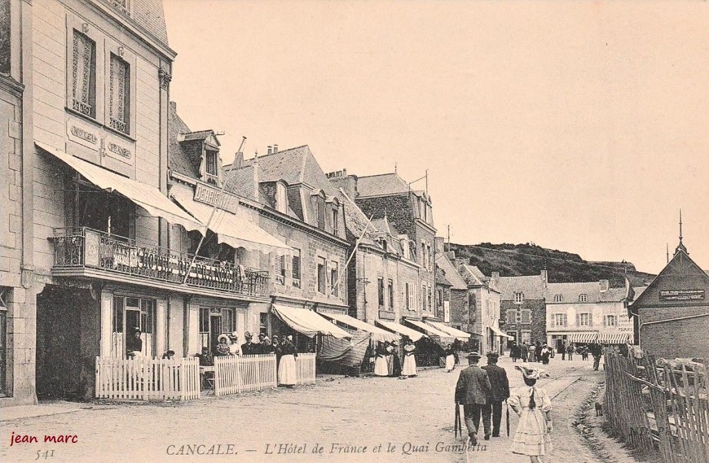 Cancale - L'Hôtel de France et le Quai Gambetta.jpg