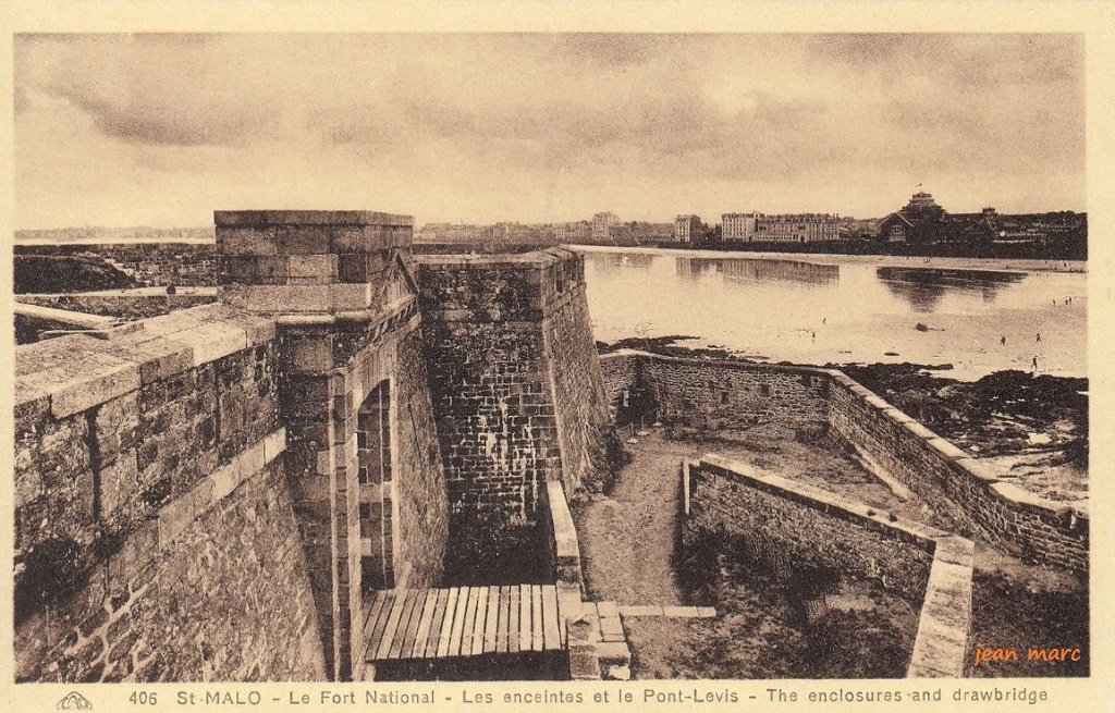 Saint-Malo - Le Fort National - Les Enceintes et le Pont-Levis.jpg