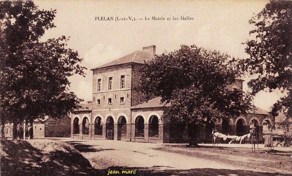 Plélan-le-Grand - La Mairie et les Halles.jpg
