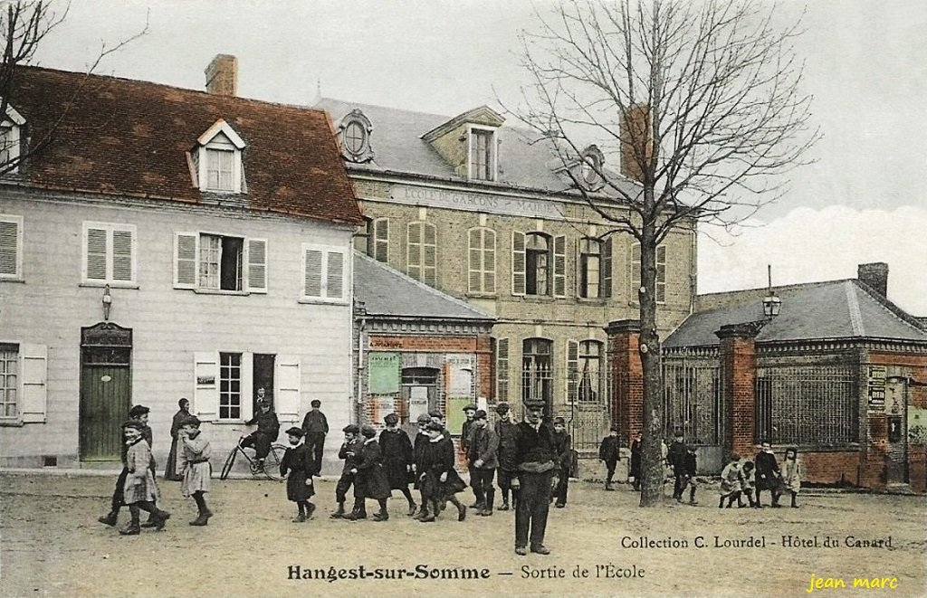 Hangest-sur-Somme - Sortie de l'Ecole.jpg