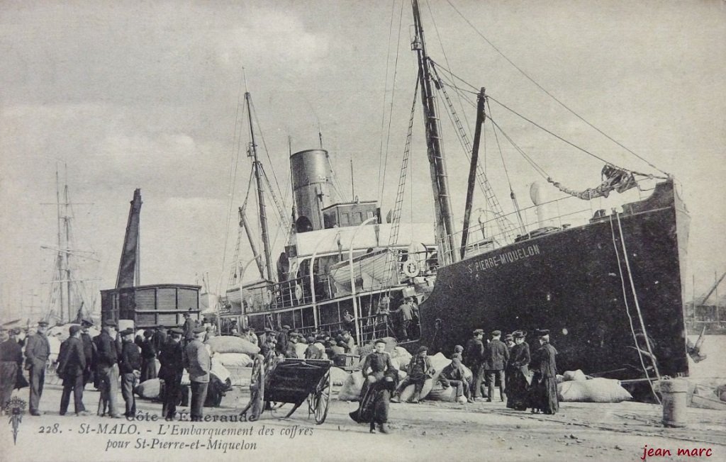 Saint-Malo - Embarquement des coffres pour Saint-Pierre-et-Miquelon (Vapeur Postal St-Pierre-et-Miquelon).jpg