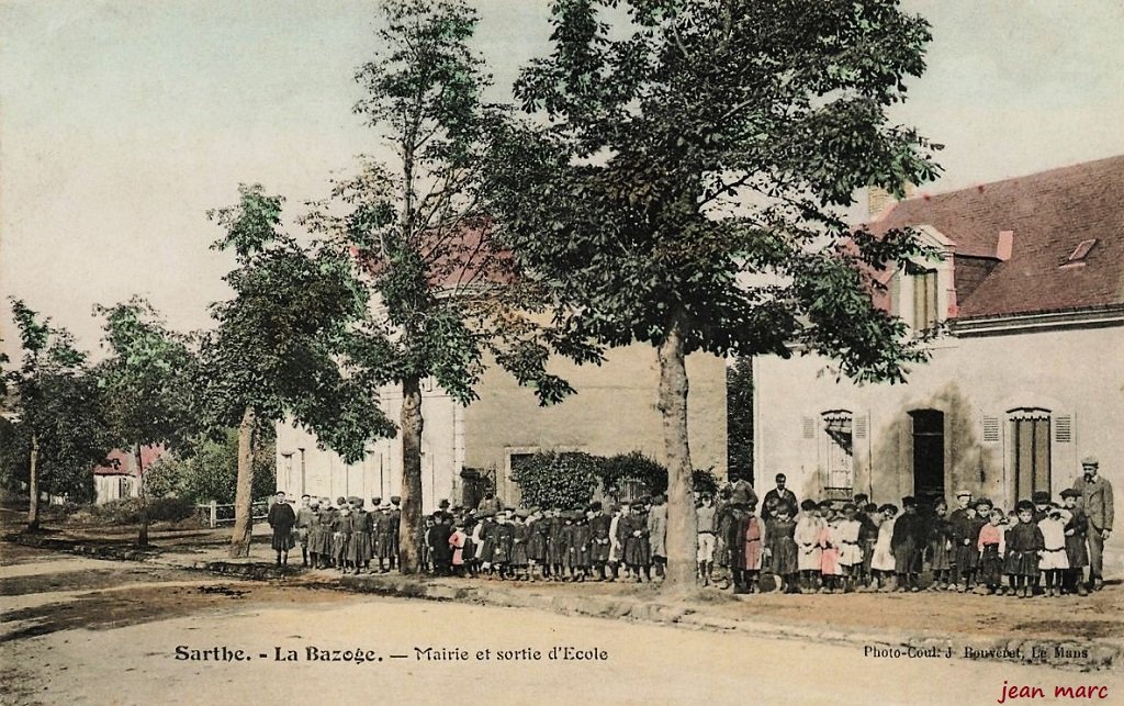 La Bazoge - Mairie et sortie d'Ecole.jpg
