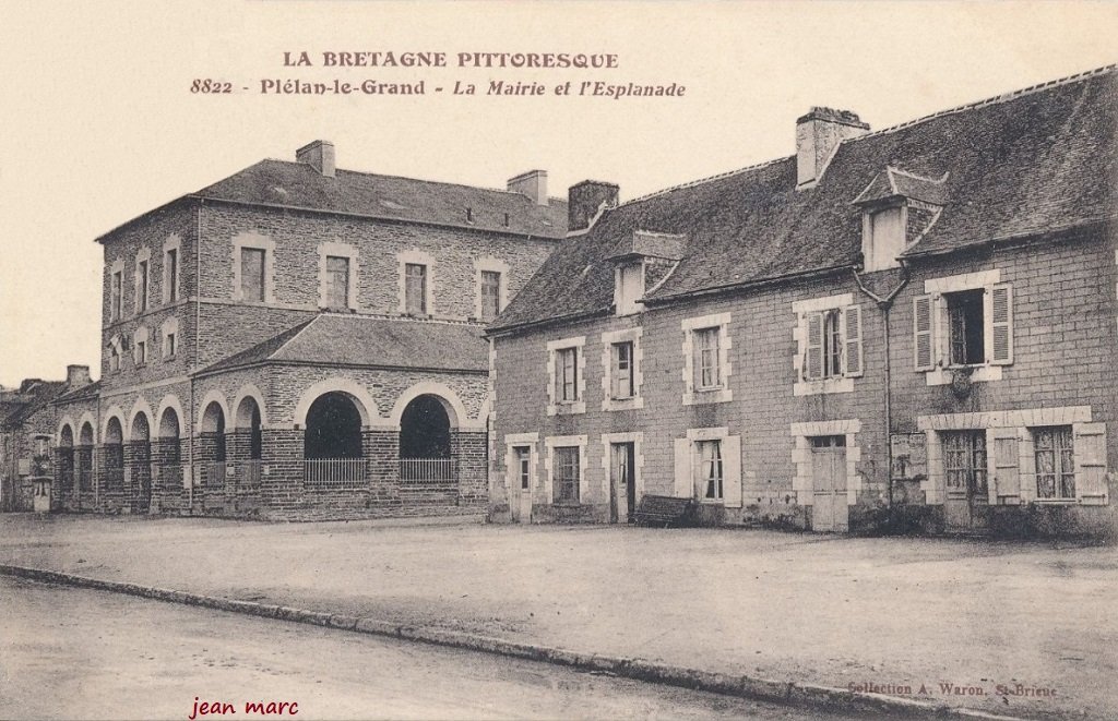 Plélan-le-Grand - La Mairie et l'Esplanade.jpg