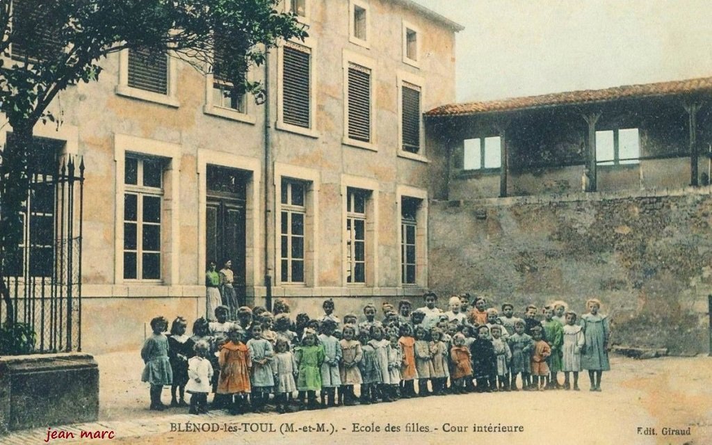 Blénod-les-Toul - Ecole de Filles - Cour intérieure.jpg