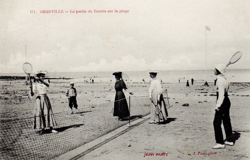 Granville - Une partie de Tennis sur la plage.jpg