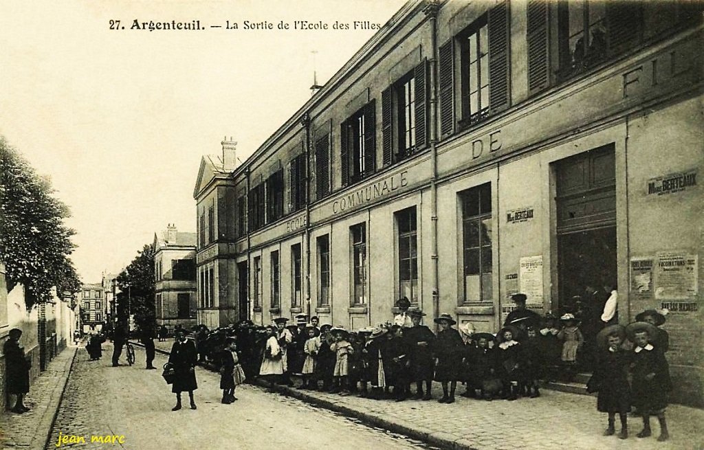 Argenteuil - La Sortie de l'Ecole des Filles.jpg