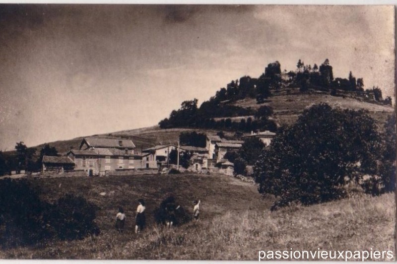 Village colline chateau [F].JPG