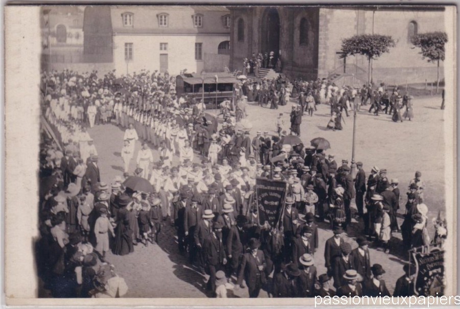 71 Defile place de l eglise [F].JPG