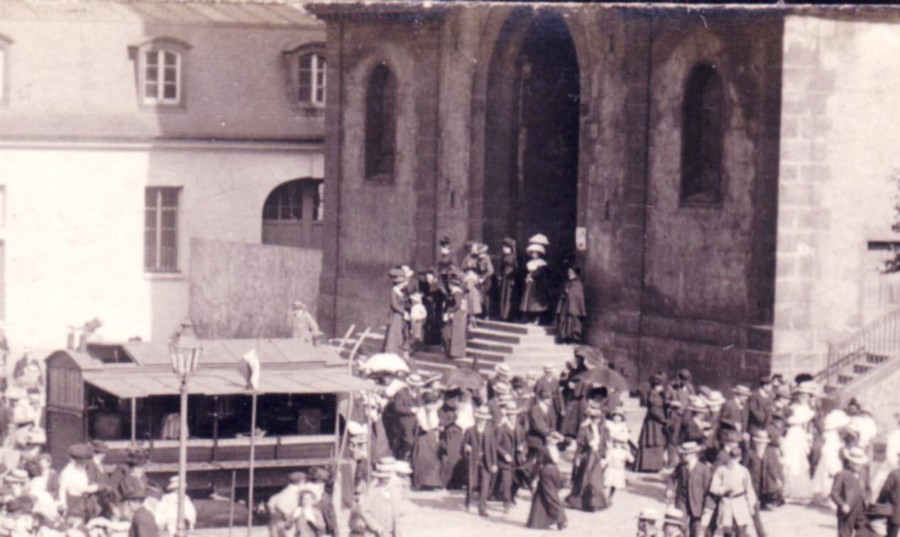 71 Defile place de l eglise detail1 [F].JPG