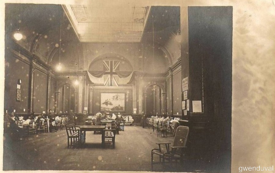Hopital grande salle drapeaux D gwenduval [F].jpg