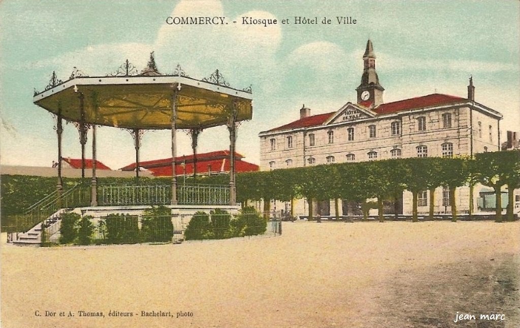 Commercy - Kiosque et Hôtel de Ville.jpg