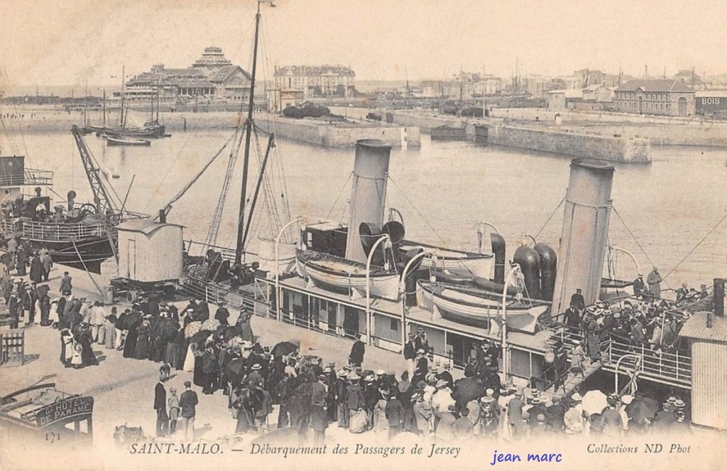Saint-Malo - Débarquement des passagers de Jersey.jpg