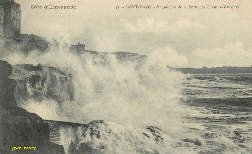Saint-Malo - Vague près de la Porte des Champs-Vauverts.jpg