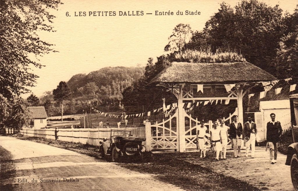 76 - LES PETITES DALLES - 6 - Entrée du Stade - Edit. du Souvenir Dallais - 06-05-25.jpg