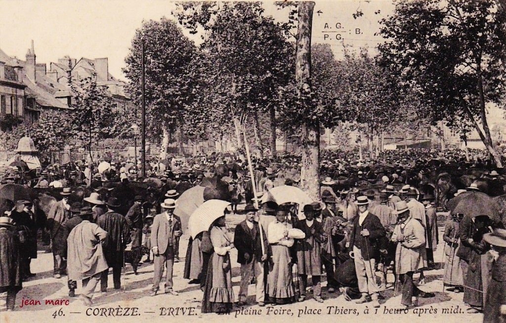 Brive - En pleine Foire, place Thiers, à 1 heure après midi.jpg