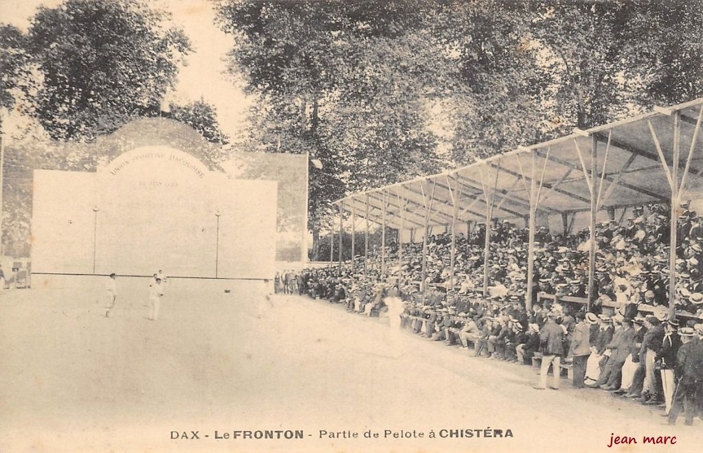 Dax - Partie de pelote à chistera.jpg