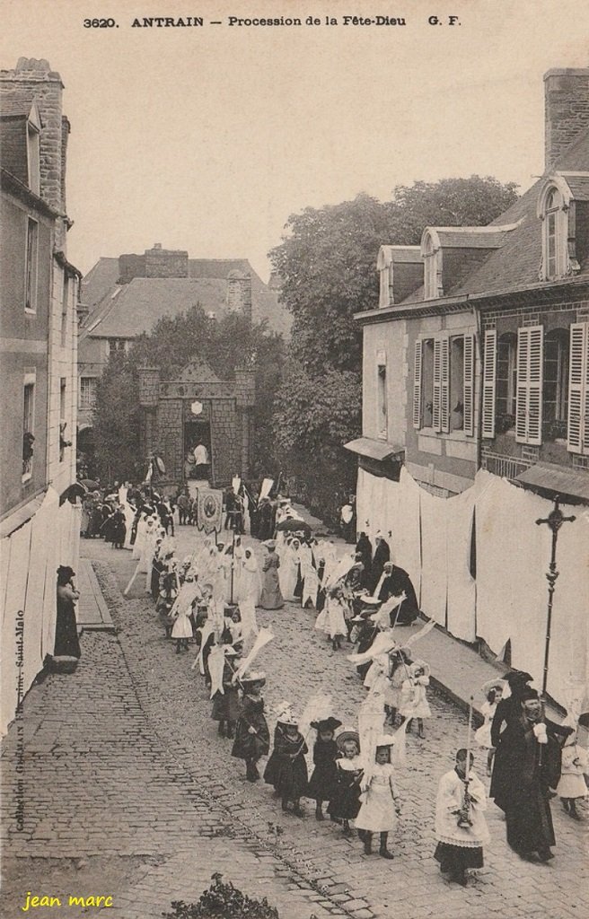 Antrain – Procession de la Fête-Dieu.jpg