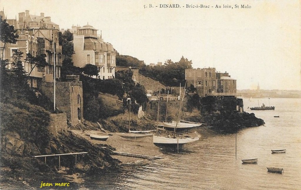 Dinard - Bric à brac, au loin Saint-Malo.jpg