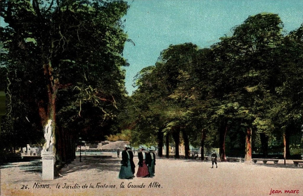 Nîmes - Jardin de la Fontaine. Grande Allée.jpg