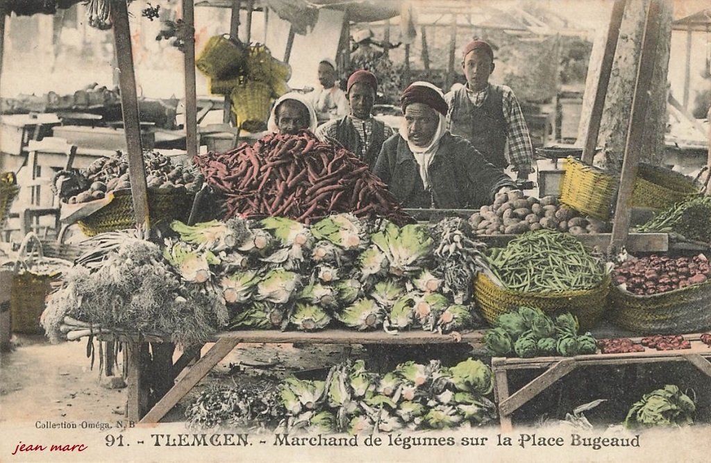 Tlemcen - Marchand de légumes sur la place Bugeaud.jpg