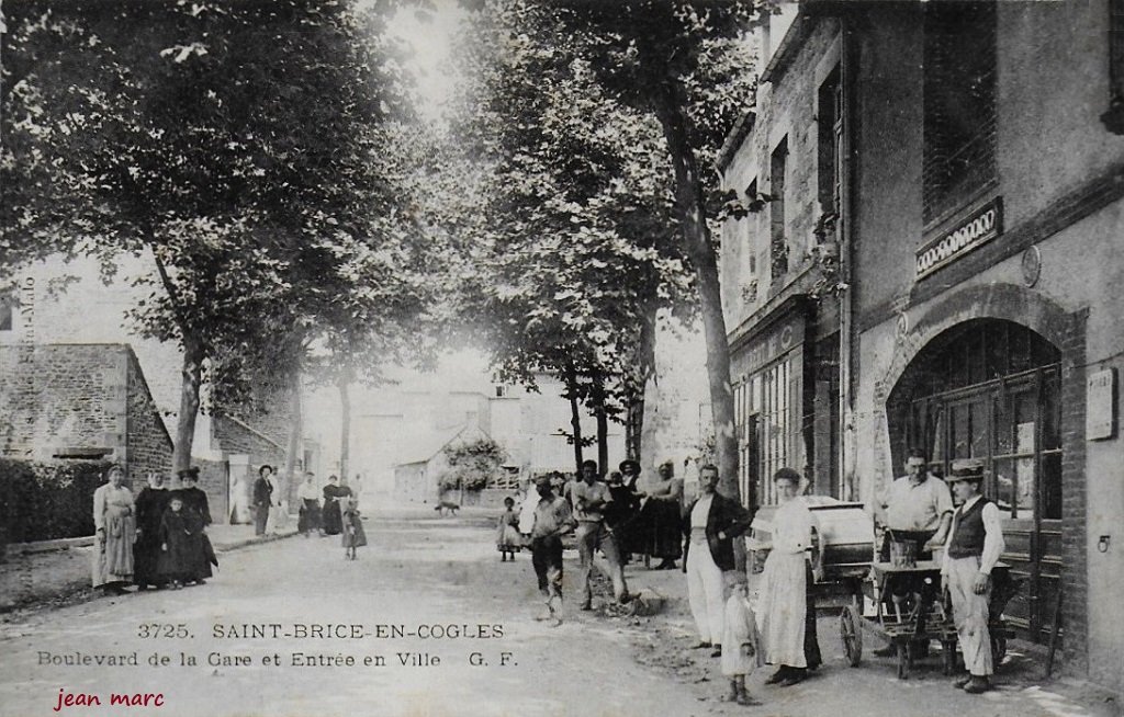 Saint-Brice-en-Coglès - Boulevard de la Gare et Entrée en ville.jpg