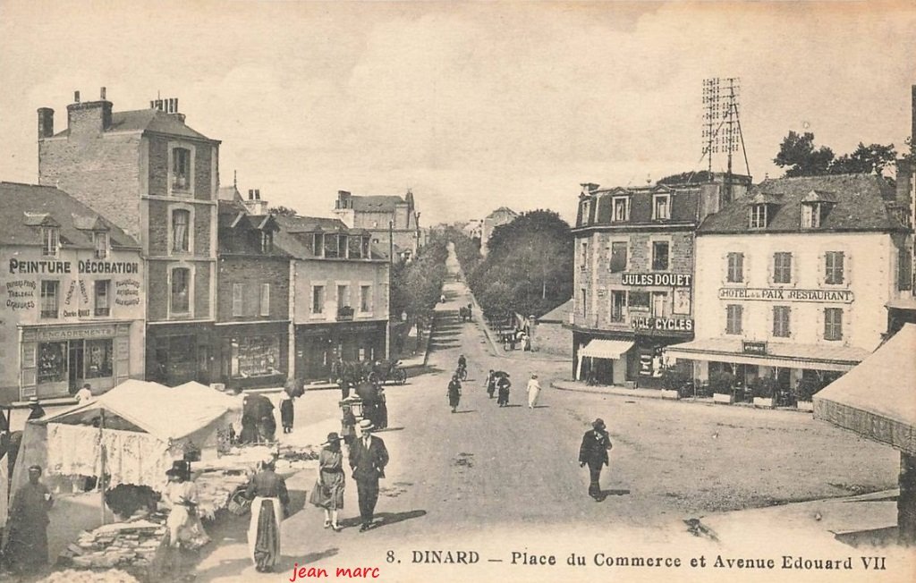 Dinard - Place du Commerce et Avenue Édouard VII.jpg