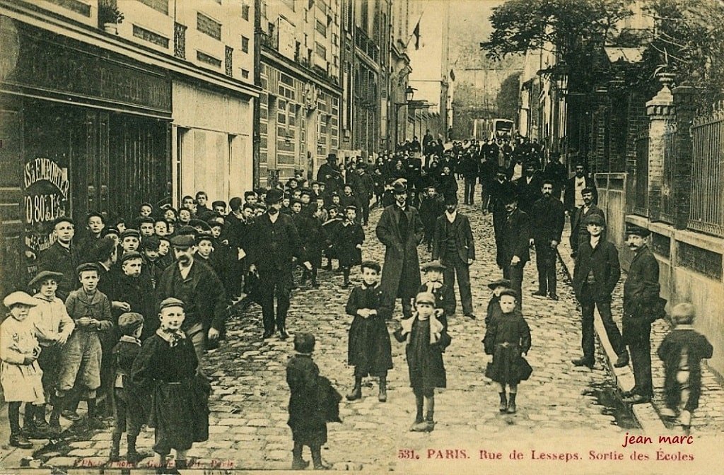 Paris XXe - Sortie des Écoles rue de Lesseps.jpg