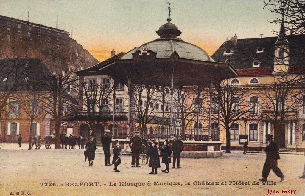 Belfort - Le Kiosque à Musique, le Château et l'Hôtel de Ville.jpg