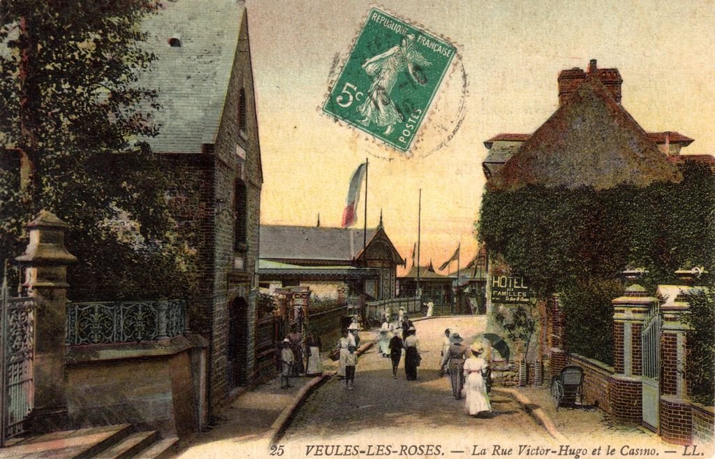 76 - VEULES-LES-ROSES - 25 coul. - La Rue Victor-Hugo et le Casino - LL (dos B.) - 24-05-25.jpg