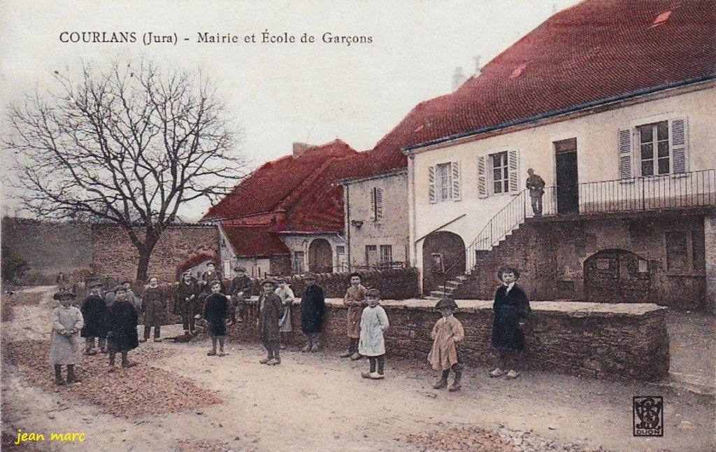 Courlans - Mairie et École de Garçons.jpg