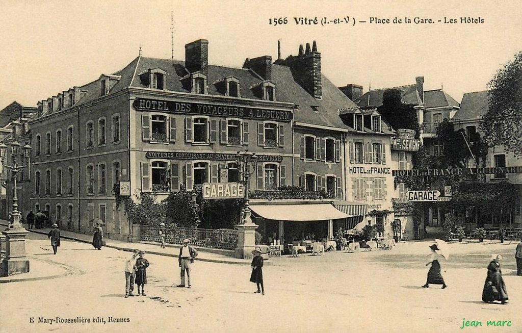 Vitré - Place de la Gare - Les Hôtels.jpg