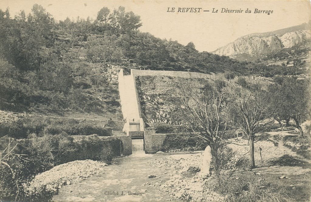 Le Revest Bozon deversoir.jpg