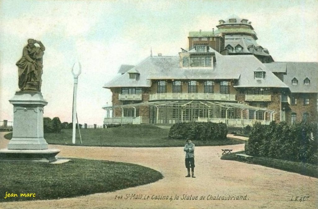 Saint-Malo - Le Casino et la Statue de Chateaubriand.jpg