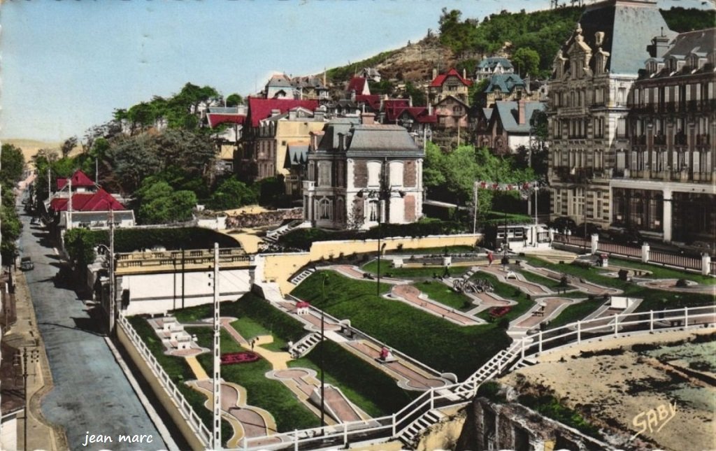 Houlgate - Le Golf miniature et le Grand Hôtel.jpg