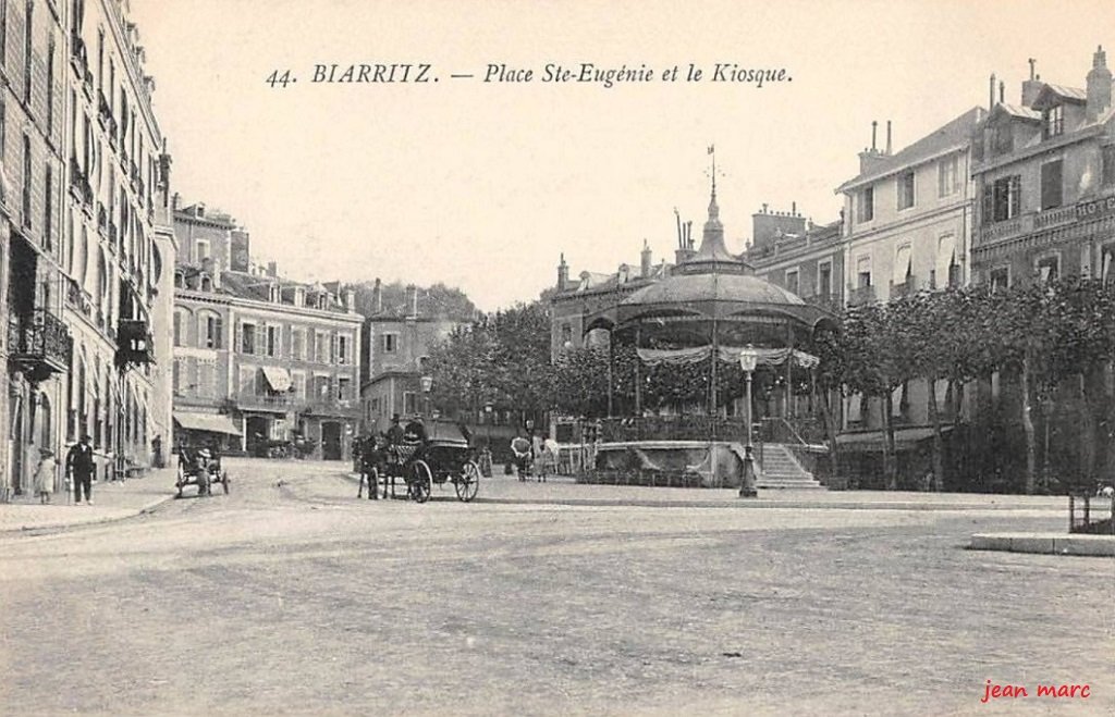 Biarritz - Place Sainte-Eugénie et le Kiosque.jpg