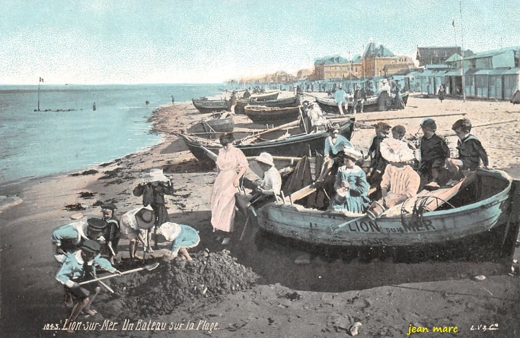 Lion-sur-Mer - Un Bateau sur la Plage.jpg