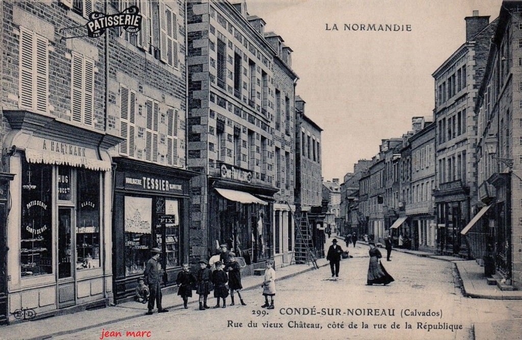 Condé-sur-Noireau - Rue du Vieux Château, côté de la Rue de la République.jpg