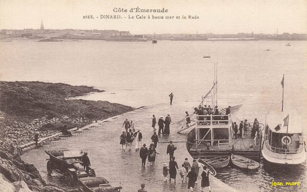 Dinard - La Cale à marée basse et la Rade.jpg