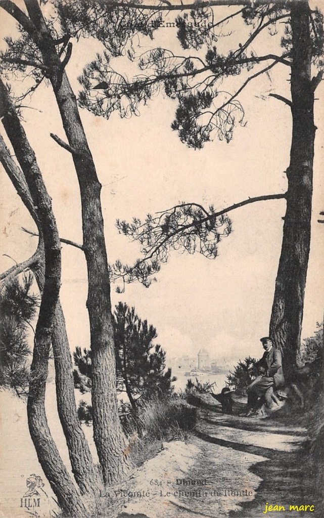La Vicomté - Le Chemin de Ronde.jpg