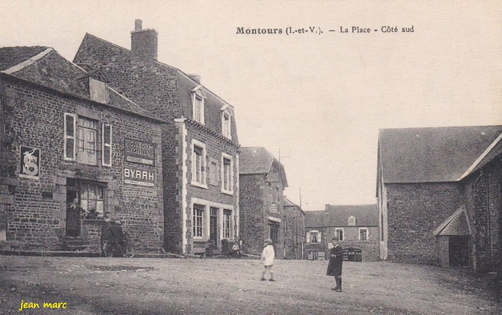 Montours - La Place, côté sud.jpg