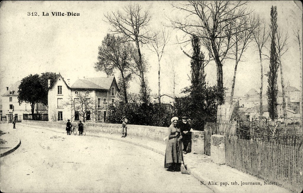 La Crèche La Ville-Dieu 79.jpg