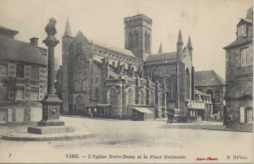 Vire - L'église Notre Dame et la Place Nationale.jpg