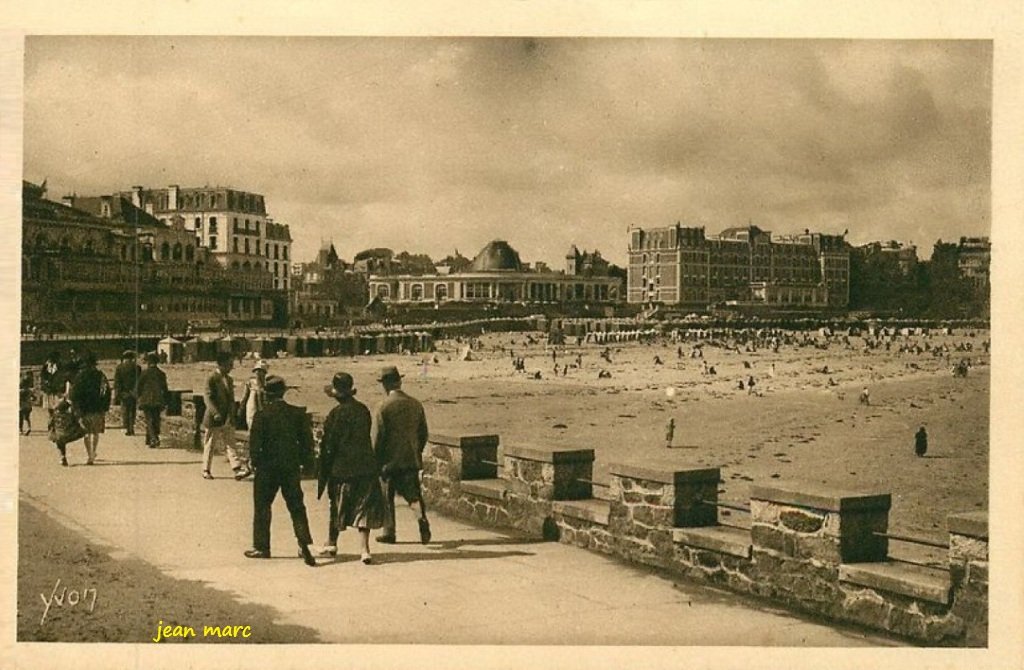 Dinard - La Plage et la Digue-Promenade.jpg